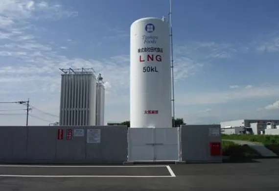 田代食品の白いLNG貯蔵タンク。容量50kLとLNG、火気厳禁の表示。左のフィン付き設備、手前の塀とゲート